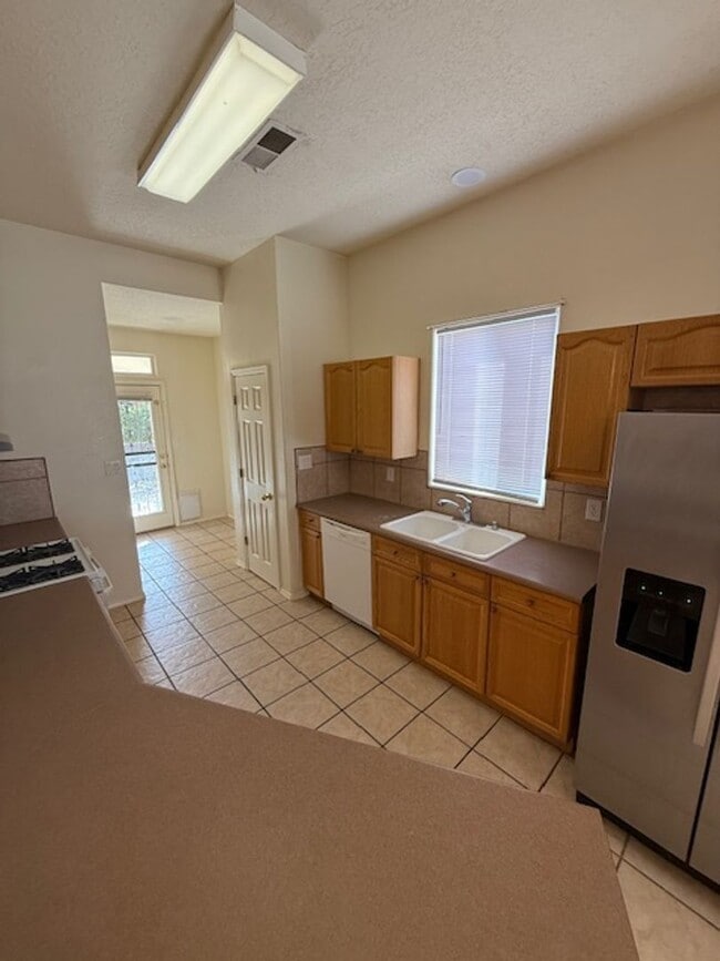 Building Photo - Spacious 3 Bedroom 2 Bathroom and 2 Car Garage in beautiful NE Heights Neighborhood !