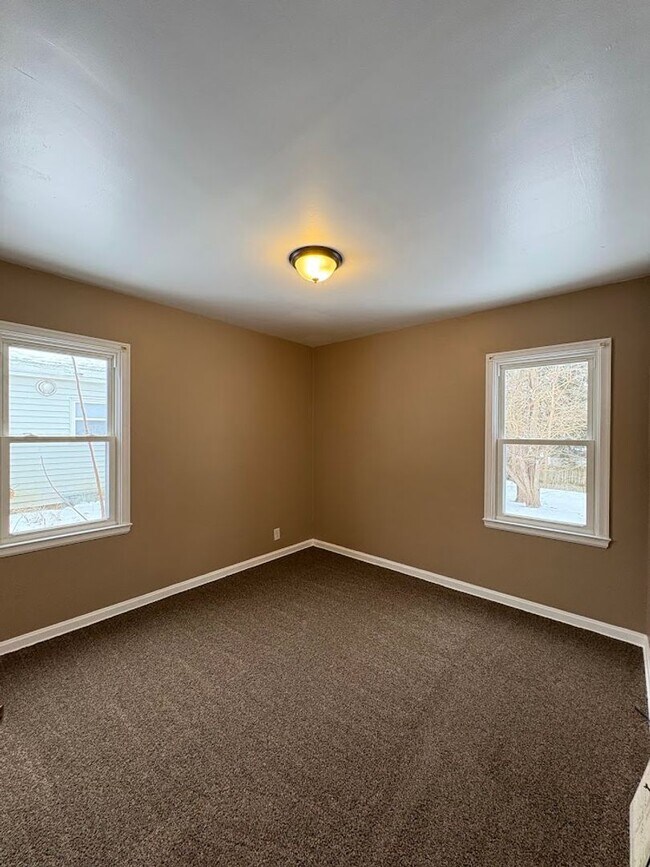 Building Photo - Three bedroom one bathroom home for rent