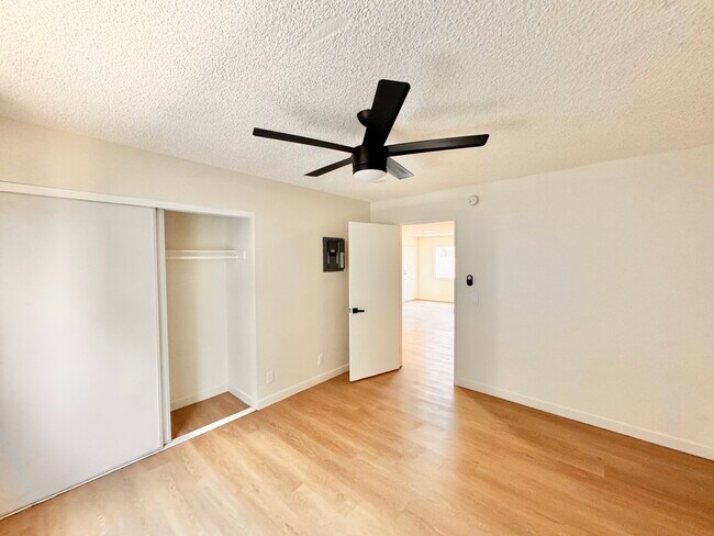 Building Photo - 607 W 82nd St