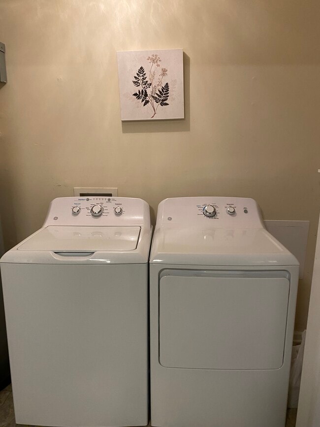 Building Photo - 489 Penny Ln