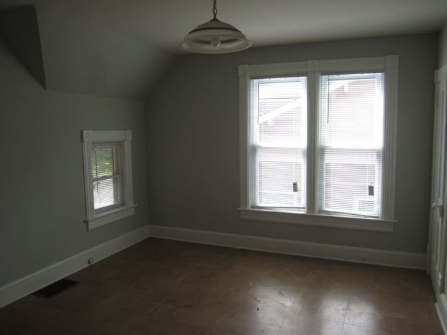 Building Photo - 4 Bedroom house; Close to downtown Mankato!