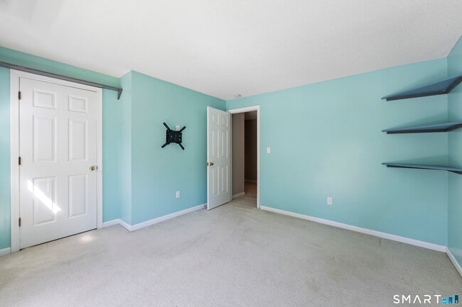 Building Photo - 135 Fairway Dr