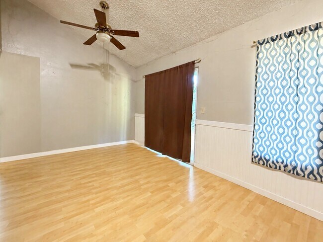 Building Photo - 716 Parkway Ct NE