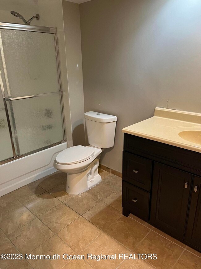 Building Photo - 136 Amberly Dr