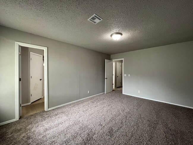 Building Photo - 3 bedroom house in Broken Arrow!