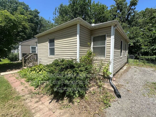 Building Photo - 704 NE 45th Terrace