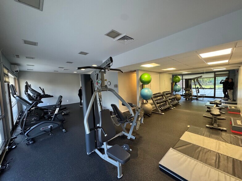 Building Photo - 6800 Fleetwood Rd