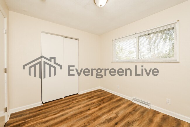 Building Photo - 120 Hilltop Dr