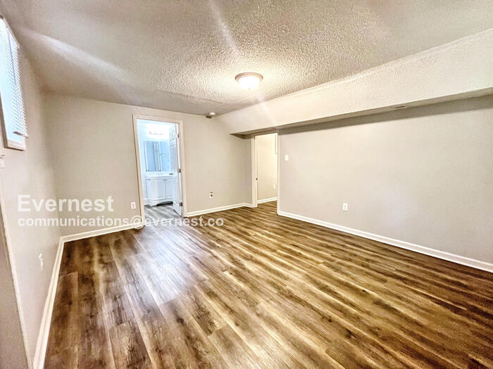 Building Photo - 2815 Crescent Ln