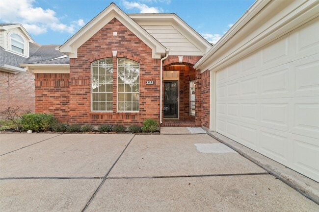 Building Photo - 3323 Shadowfern Dr