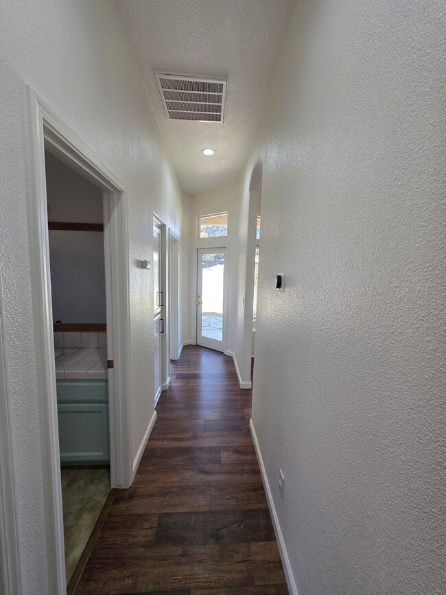Building Photo - 3 bedroom 2 bathroom in a desirable SE Vis...