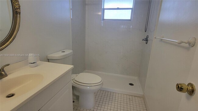 Building Photo - 950 Hillcrest Dr