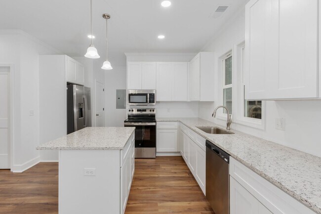 Building Photo - Pre-Leasing for the 26-27 School Year! Unb...