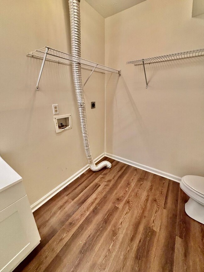 Building Photo - 2 Bedroom Townhouse in Richmond!