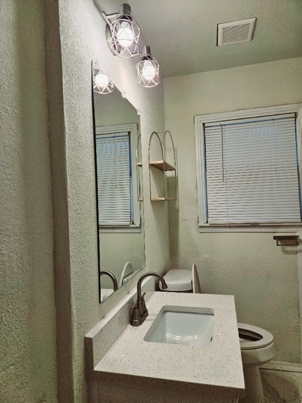 Building Photo - 978 Van Zandt St