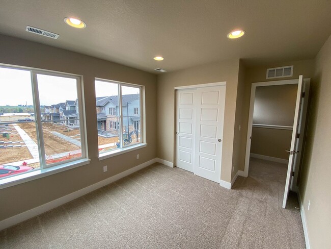 Building Photo - Stunning 4-Bedroom Duplex in Desirable Alp...