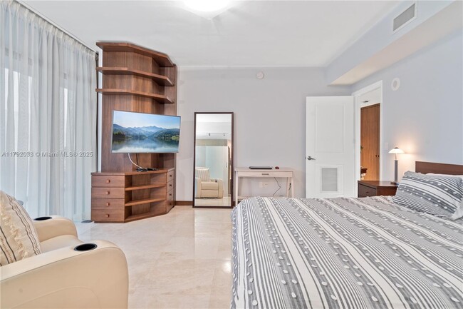 Building Photo - 3737 Collins Ave