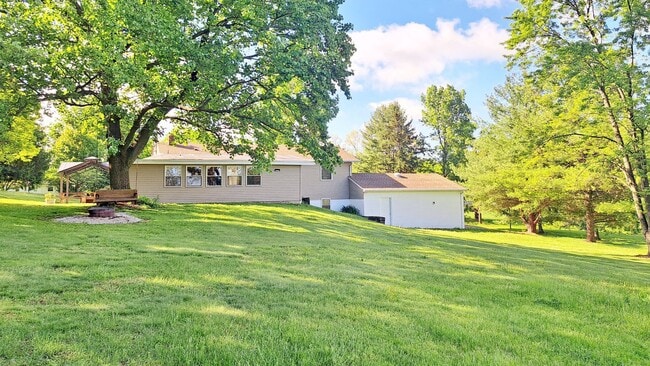 Building Photo - 3 Bed / 1-1/2 Bath Single Family Home