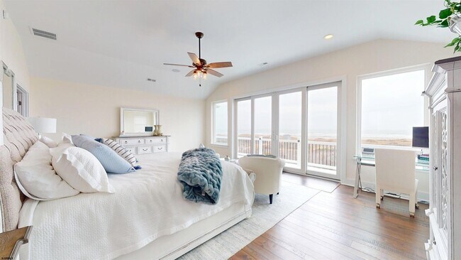 Building Photo - 404 21st St S