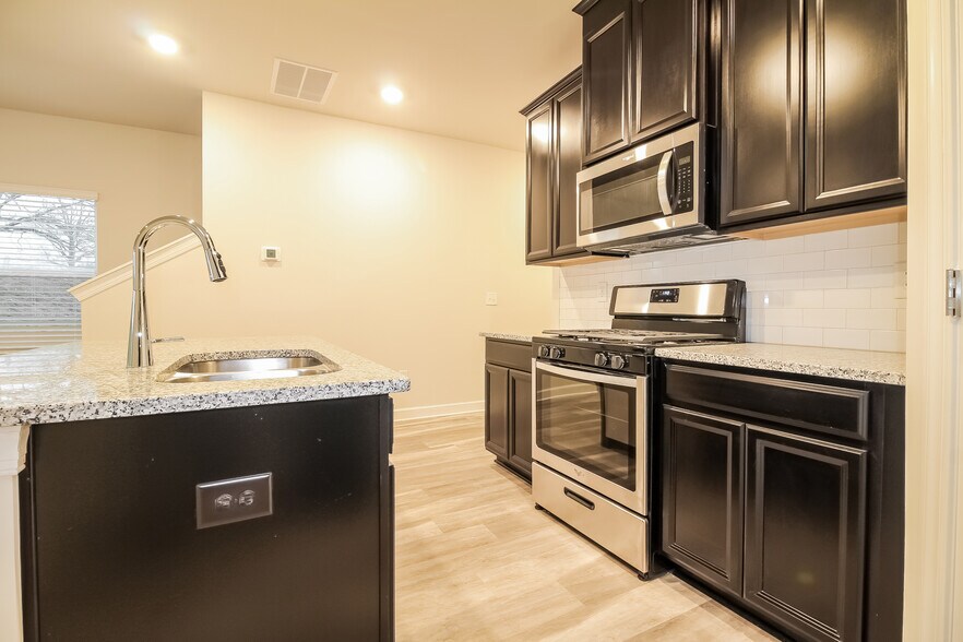 Building Photo - 210 Telford Dr