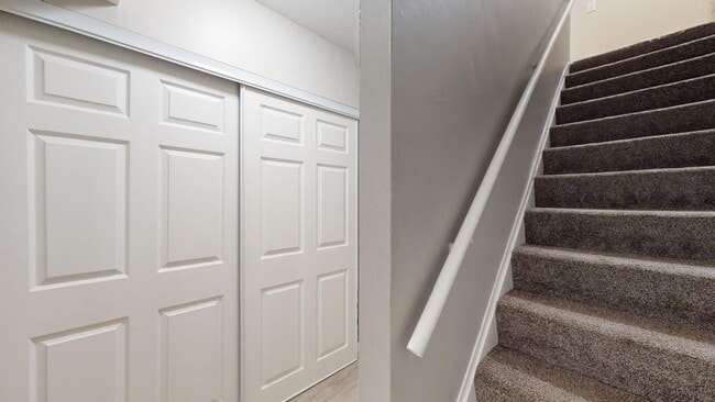 Building Photo - 3 Bedroom/1 bathroom renovated townhouse.