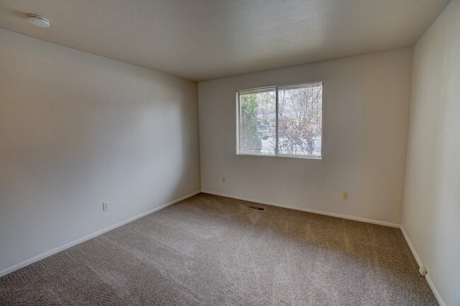 Building Photo - 2 bedroom, 1 bath duplex in the North End.