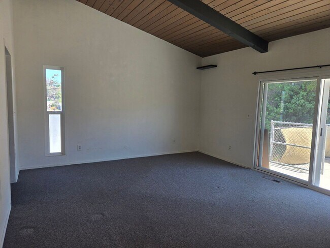 Building Photo - SDSU / College Area 6 bedrooms with 4 baths split-level home.