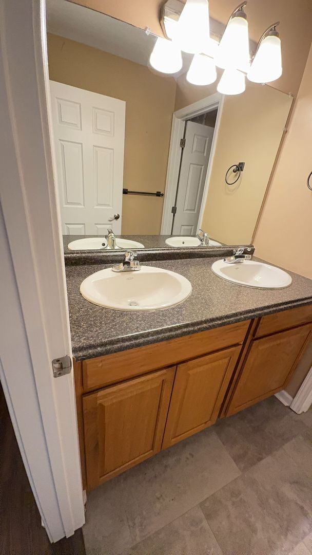 Building Photo - Laurel Station 3bed/2bath for $2550/month (entire unit)! Monthly rent includes TWO assigned parki...