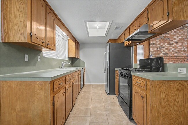 Building Photo - 3519 Saratoga Dr