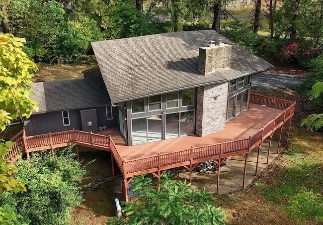 Primary Photo - Secluded 3 Bedroom 4 Bath Home