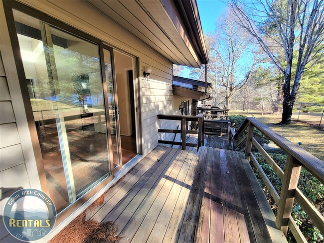 Building Photo - 1/1.5 Townhome located near Boone Golf Course!