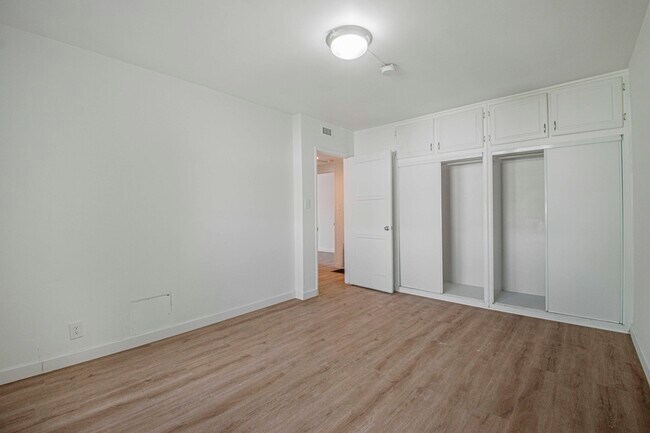 Building Photo - 8817 Belford Ave