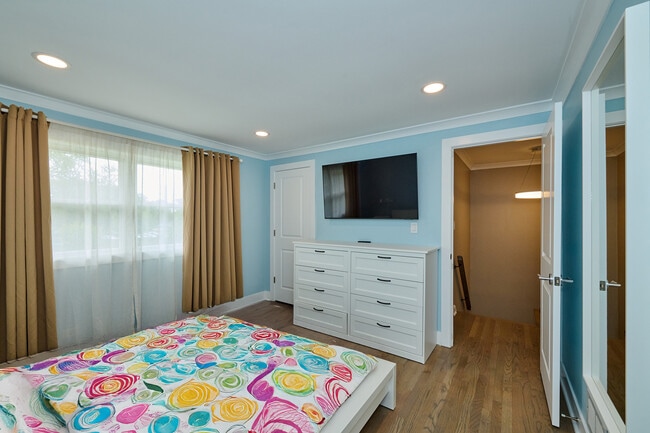 Building Photo - 926 N Boxwood Dr