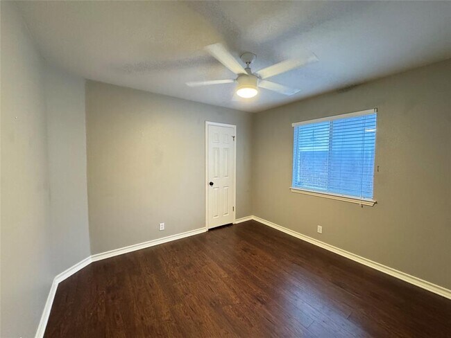 Building Photo - 8116 Manx Dr