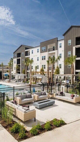 Building Photo - 6000 Front St