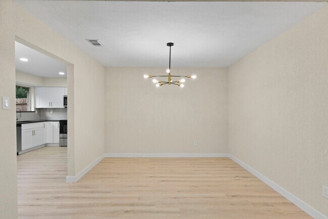 Building Photo - 2322 Aprilmont Dr