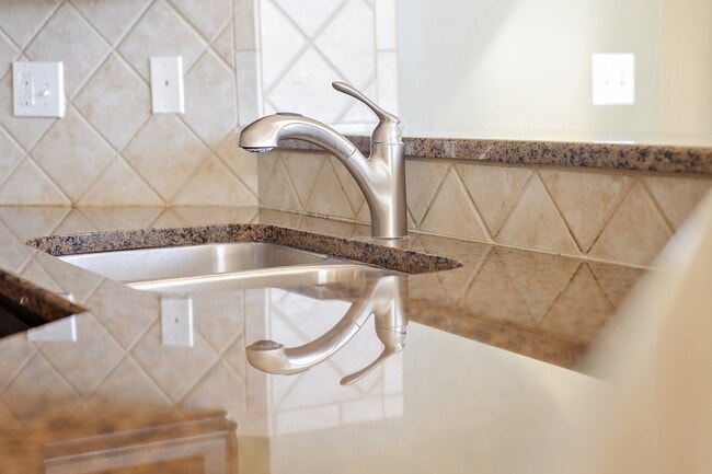 Building Photo - Gorgeous 4 Bedroom home in Blue Valley Schools