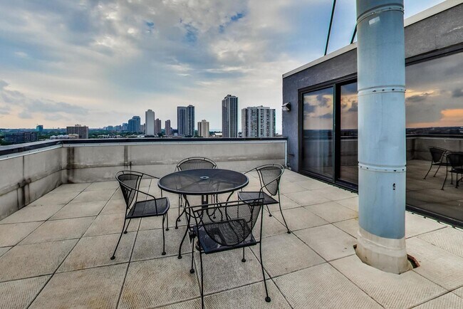 Building Photo - 1309 N Wells St
