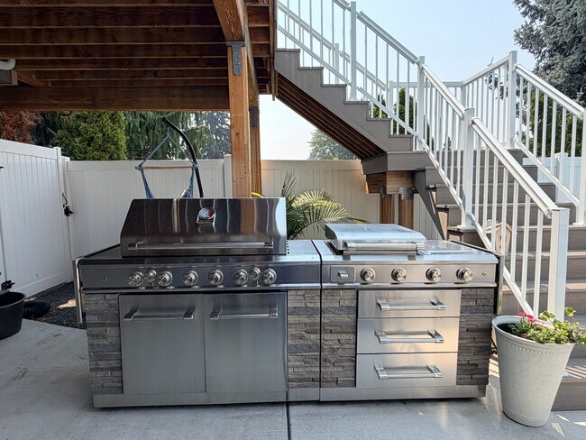 Building Photo - Executive 5 bed/4 bath home, POOL with pool service, decks with VIEWS, two kitchen/living room ar...