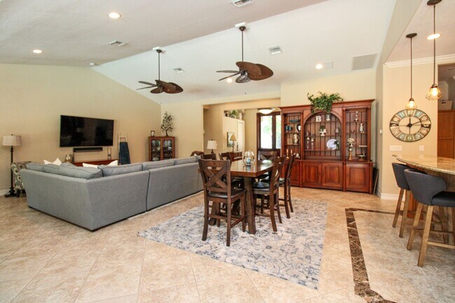 Building Photo - ** THE MOORINGS ** SINGLE FAMILY HOME 3 PL...