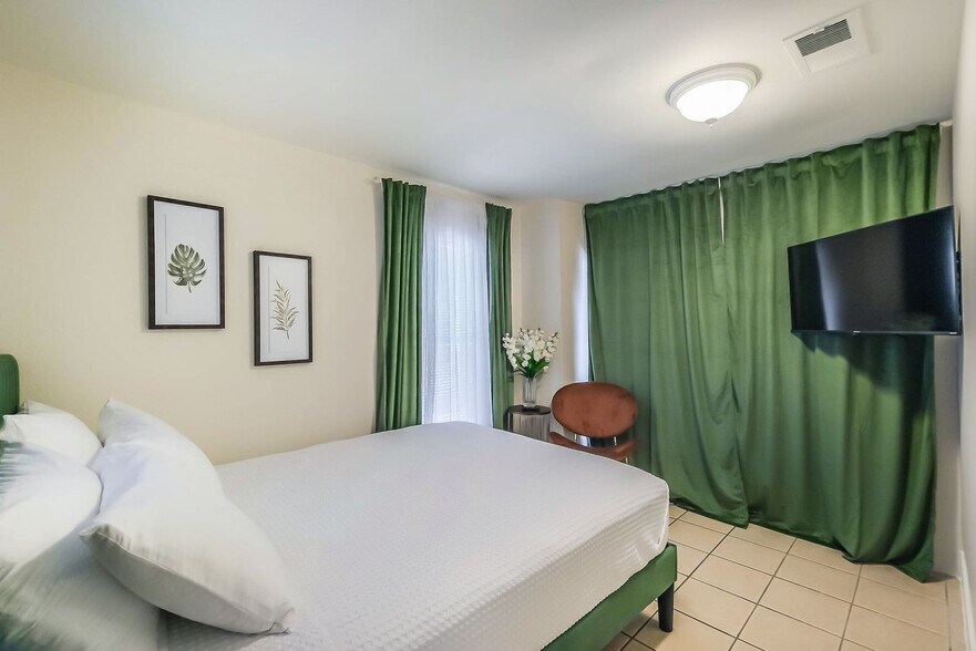 Building Photo - 1327 W 21st St