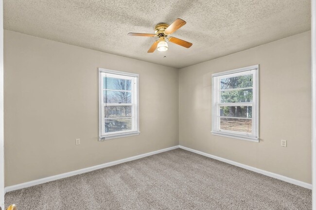 Building Photo - Updated Cozy 2 bedroom House