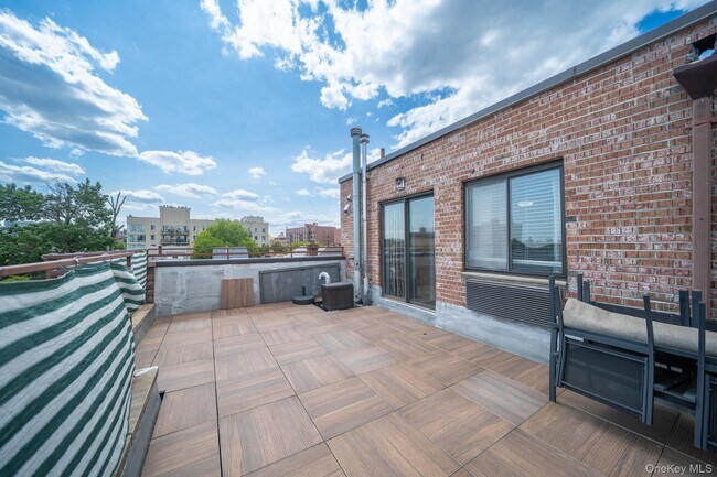 Building Photo - 175-24-17589 89th Ave