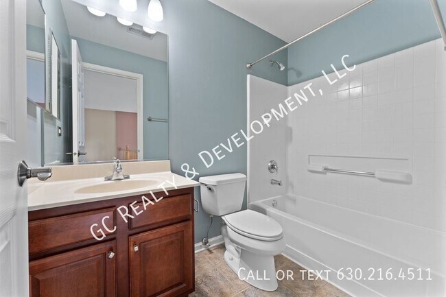 Building Photo - ***2300 SF END UNIT W/LOTS OF LIGHT / 2 BD...