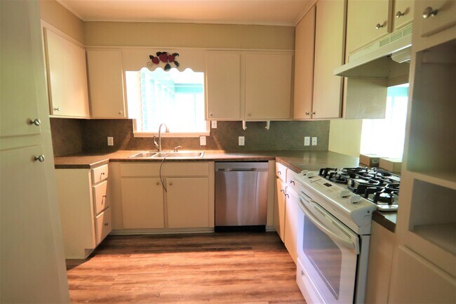 Building Photo - 880 Morning Glory Dr