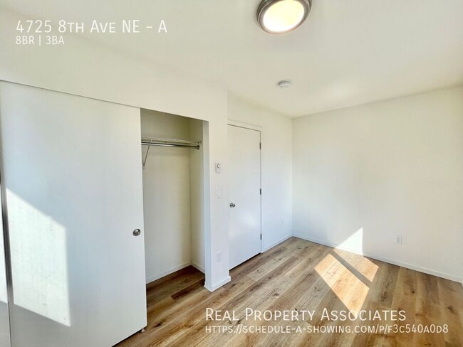 Building Photo - Spacious Modern Townhome in UD!! **Septemb...