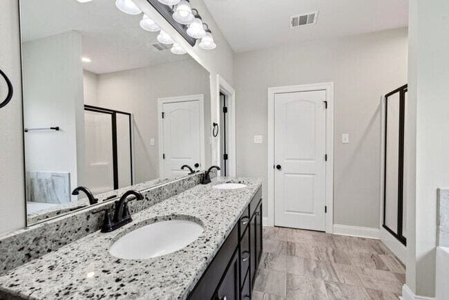 Building Photo - 15034 Belhaven St