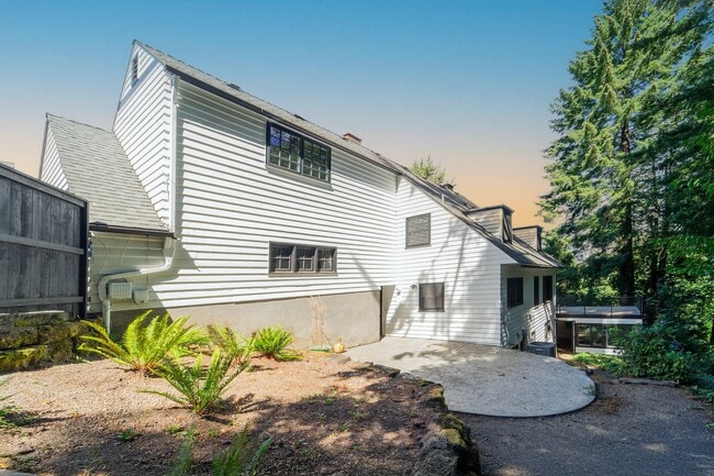 Building Photo - Luxurious Portland Heights home tucked away on a private street on nearly half an acre.