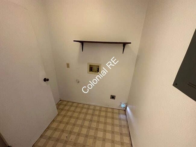 Building Photo - Spacious 3 bedroom 2 bathroom townhouse for rent. Fireplace in living area, washer/dryer hookups,...