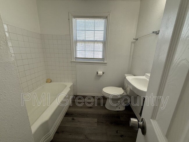 Building Photo - 3932 E 1st St